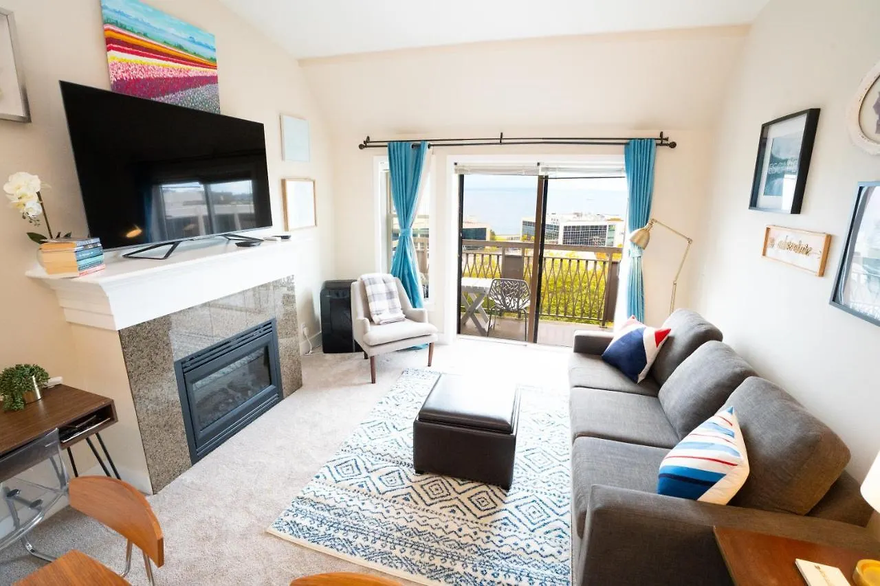 Apartment Top Floor Water View Oasis Near Space Needle & Cruise Seattle